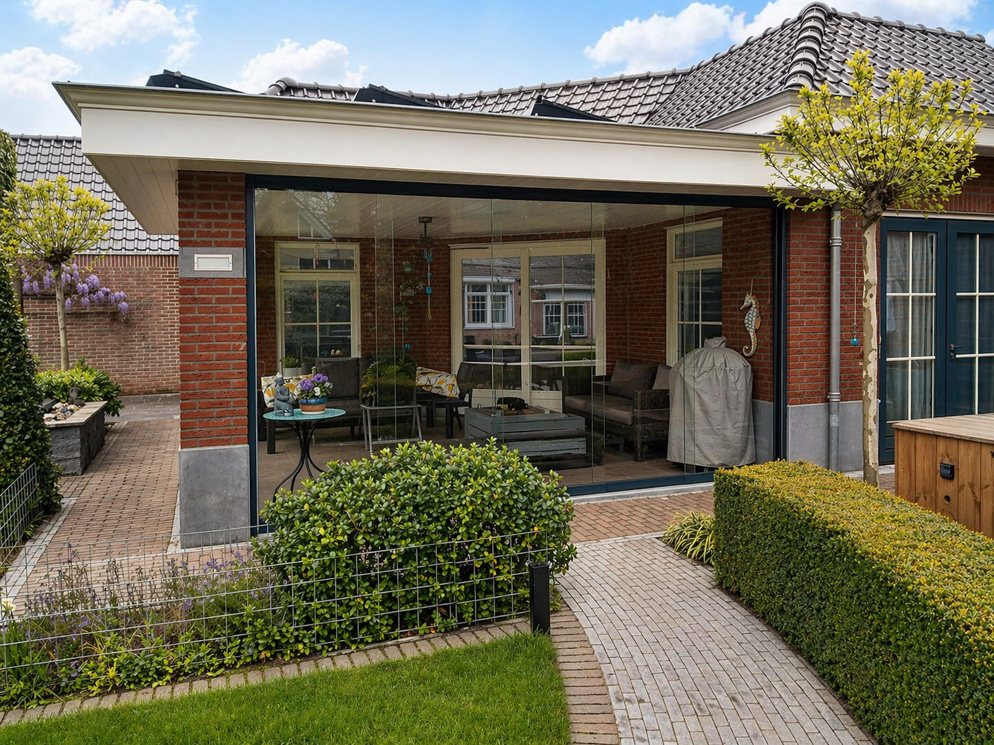 Glazen schuifwand in moderne veranda met zwarte afwerking aan woning