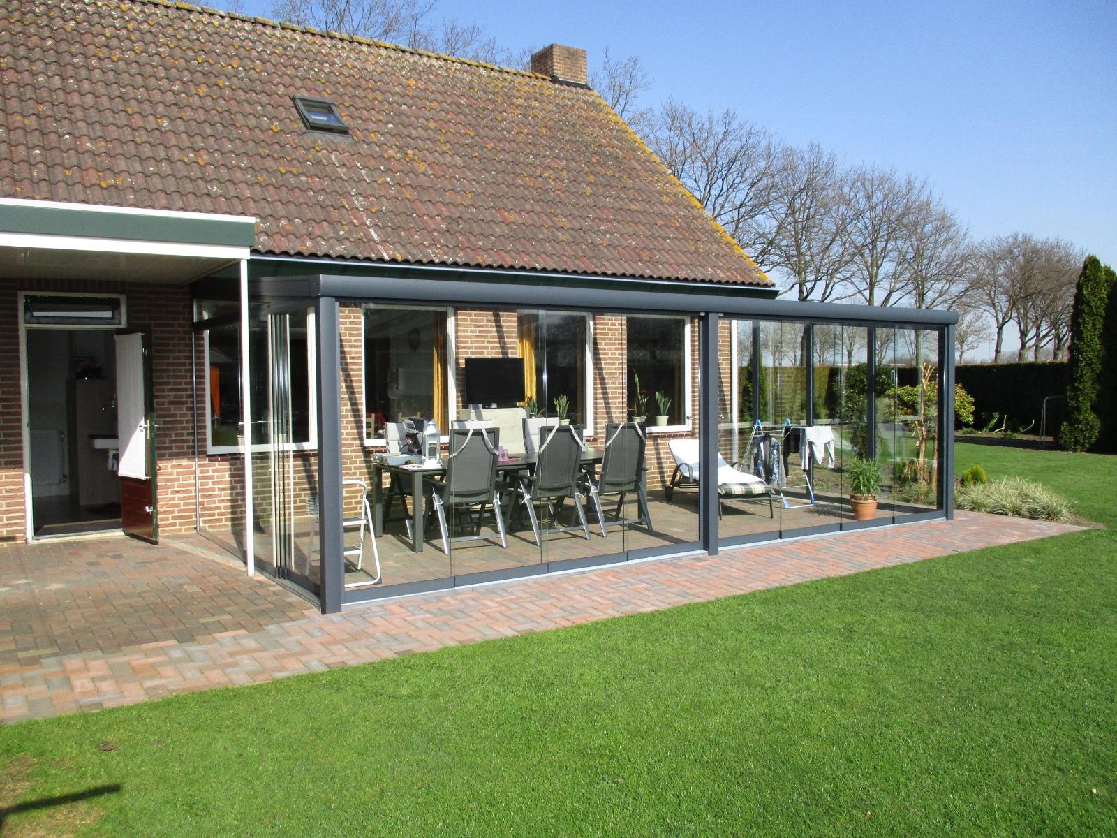 Luxe veranda met glazen schuifwanden in Prinsenbeek-1